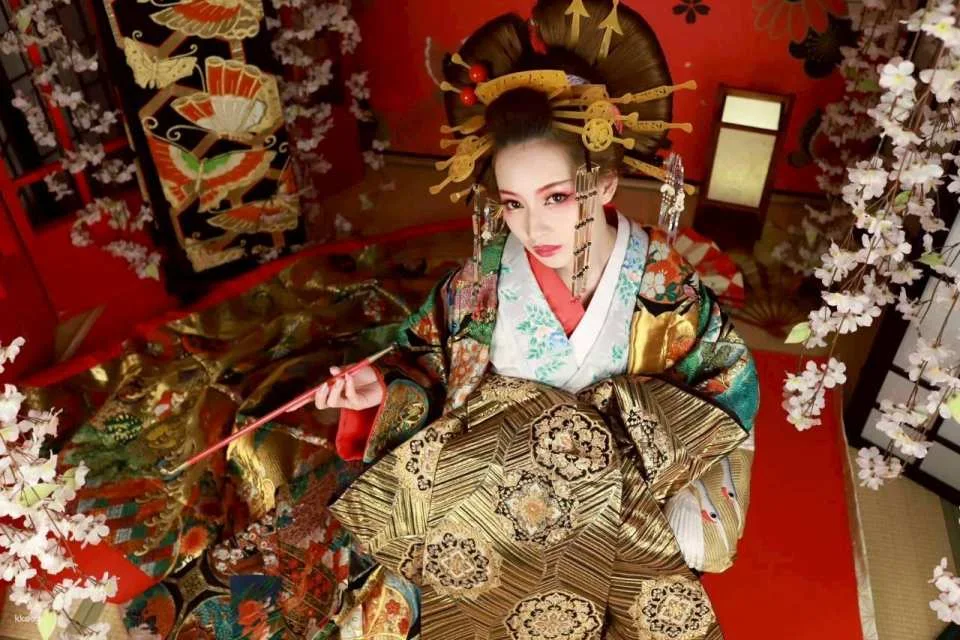 A photo shoot experience transforming into a courtesan in Nakasu, Fukuoka, Japan | Courtesan / Courtesan x Samurai / Boat tour