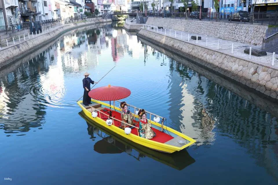 A photo shoot experience transforming into a courtesan in Nakasu, Fukuoka, Japan | Courtesan / Courtesan x Samurai / Boat tour