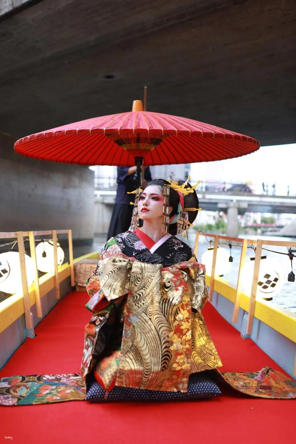 A photo shoot experience transforming into a courtesan in Nakasu, Fukuoka, Japan | Courtesan / Courtesan x Samurai / Boat tour
