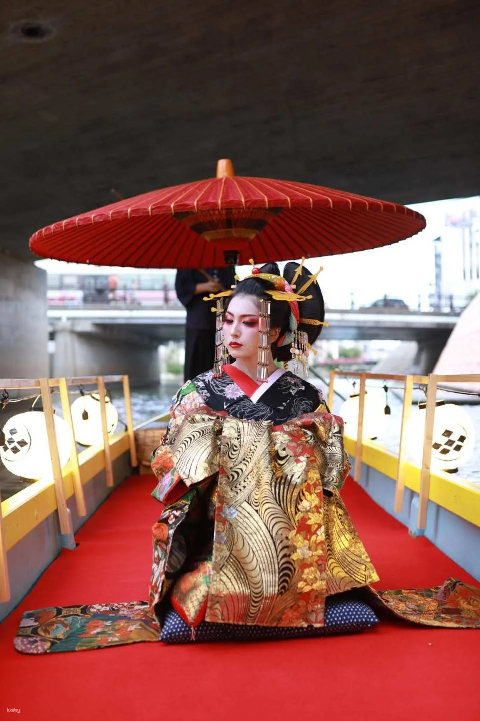 A photo shoot experience transforming into a courtesan in Nakasu, Fukuoka, Japan | Courtesan / Courtesan x Samurai / Boat tour