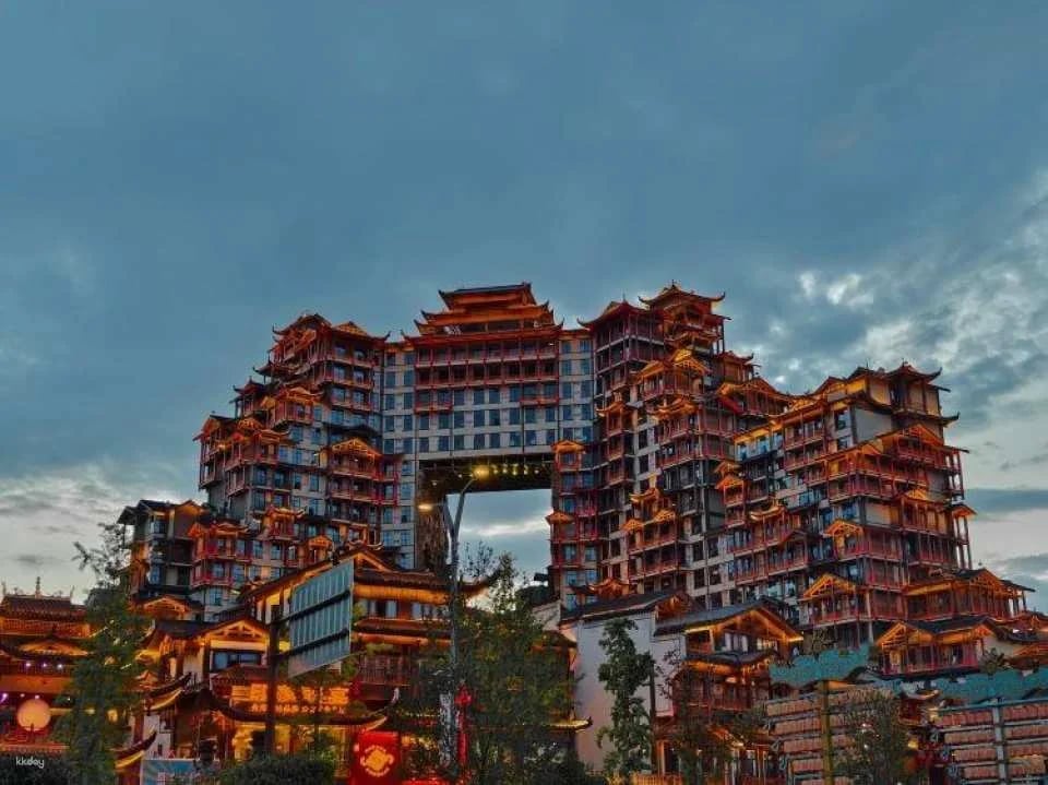Zhangjiajie's Seventy-Two Wonders (Each building offers a unique view; the Potala Palace of the Tujia ethnic group)