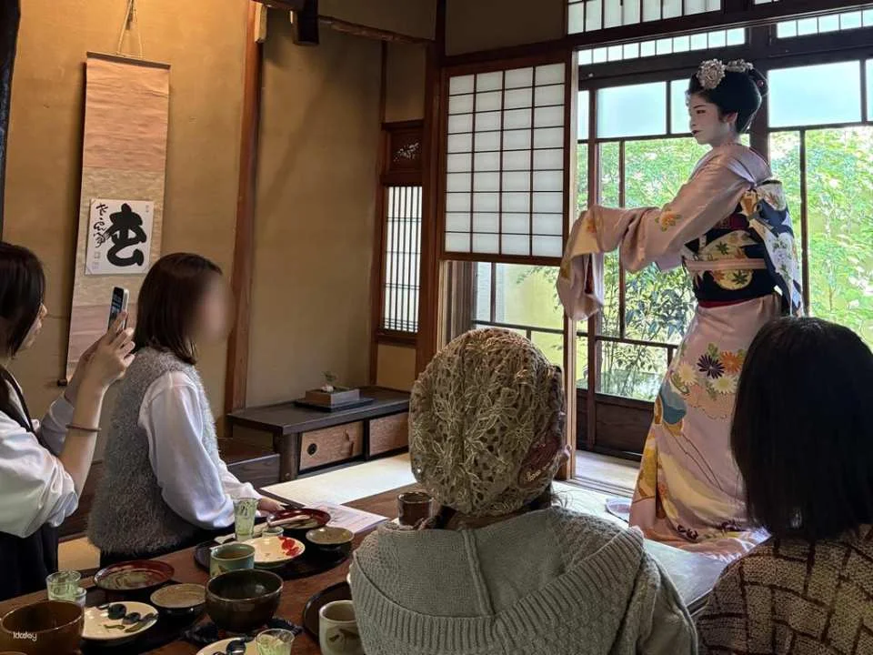 [Kyoto] Gion Maiko Close-up Interaction Experience | Dance Performances, Games, and Wagashi Culture