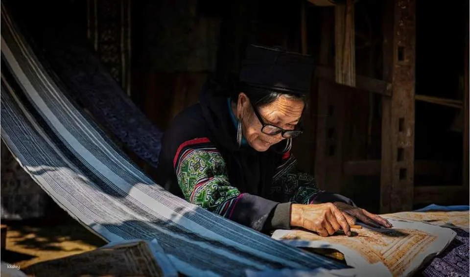 Indigo Dyeing Workshop tại Ta Van Village