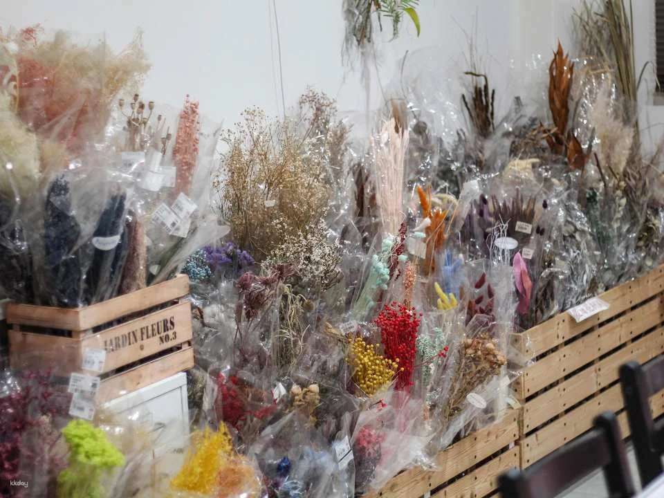 Taichung Handmade Experiences | Flower and Plant Games | Everlasting Flower Glass Dome Experience Course