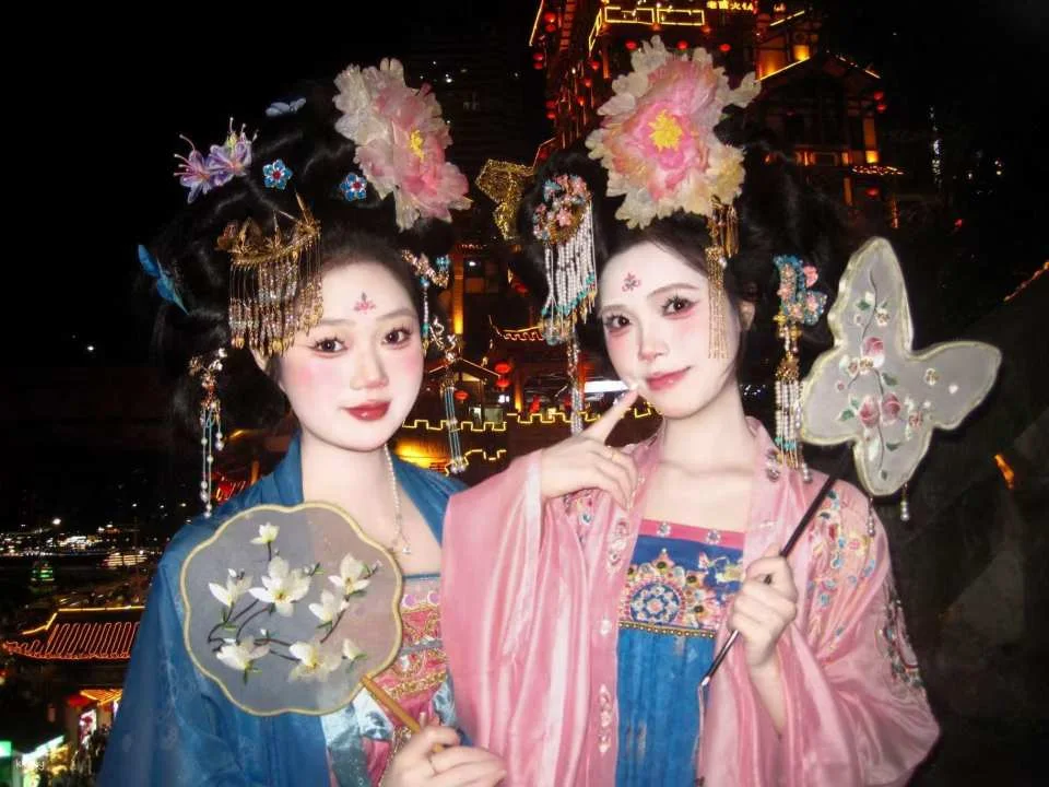 Hanfu rental + professional photography experience in Hongyadong, Chongqing