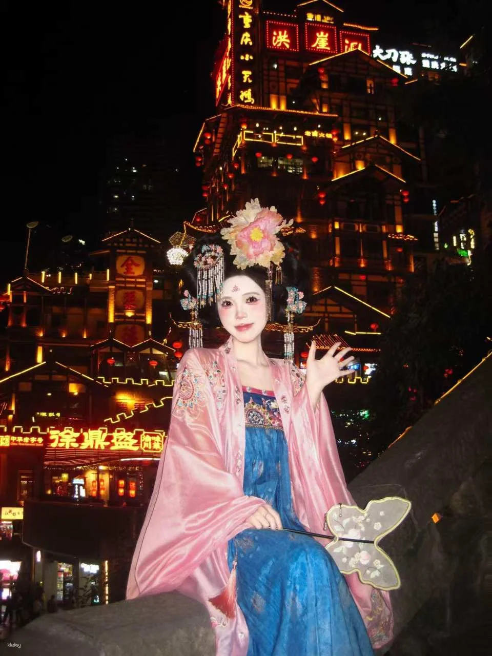 Hanfu rental + professional photography experience in Hongyadong, Chongqing