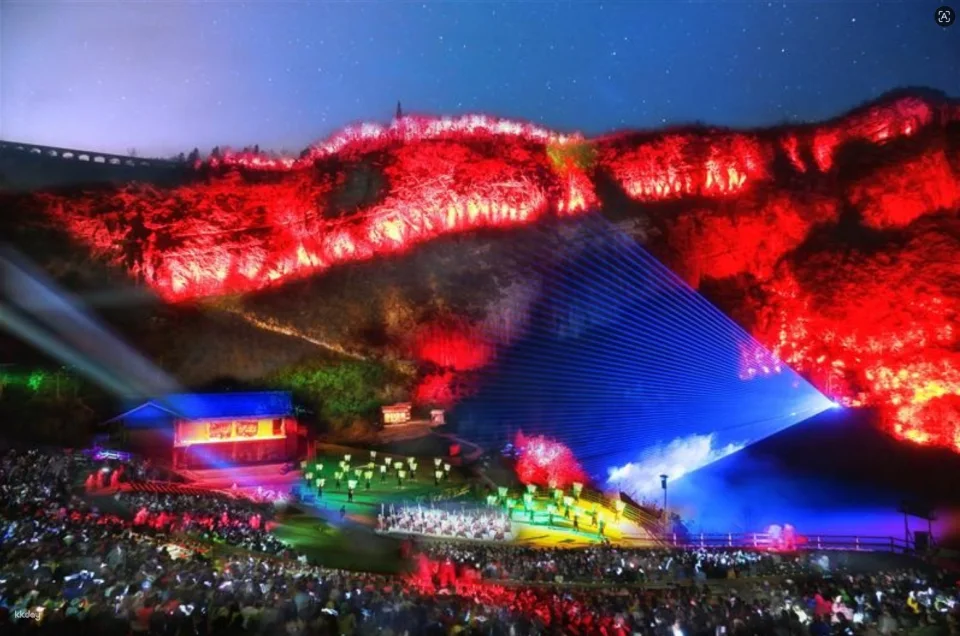 "Impression Wulong," a large-scale outdoor song and dance performance set against the backdrop of Chongqing's mountains and rivers (directed by renowned director Zhang Yimou).