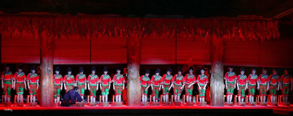 "Impression Wulong," a large-scale outdoor song and dance performance set against the backdrop of Chongqing's mountains and rivers (directed by renowned director Zhang Yimou).