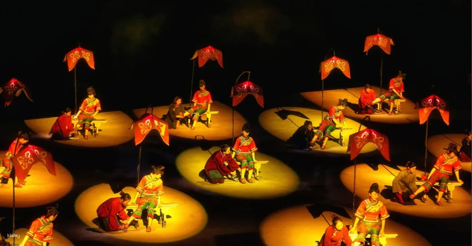 "Impression Wulong," a large-scale outdoor song and dance performance set against the backdrop of Chongqing's mountains and rivers (directed by renowned director Zhang Yimou).