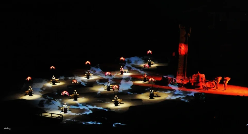 "Impression Wulong," a large-scale outdoor song and dance performance set against the backdrop of Chongqing's mountains and rivers (directed by renowned director Zhang Yimou).