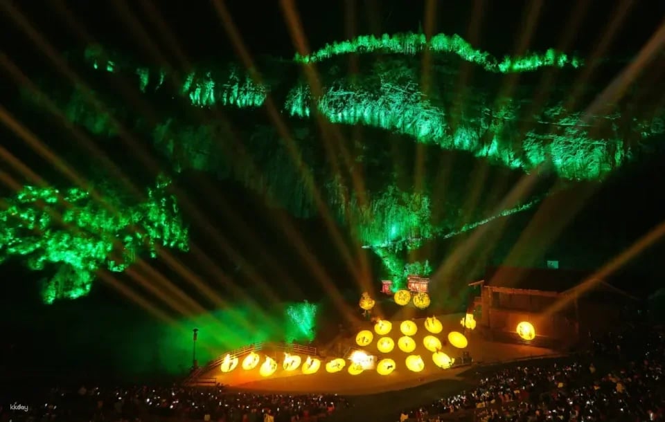 "Impression Wulong," a large-scale outdoor song and dance performance set against the backdrop of Chongqing's mountains and rivers (directed by renowned director Zhang Yimou).