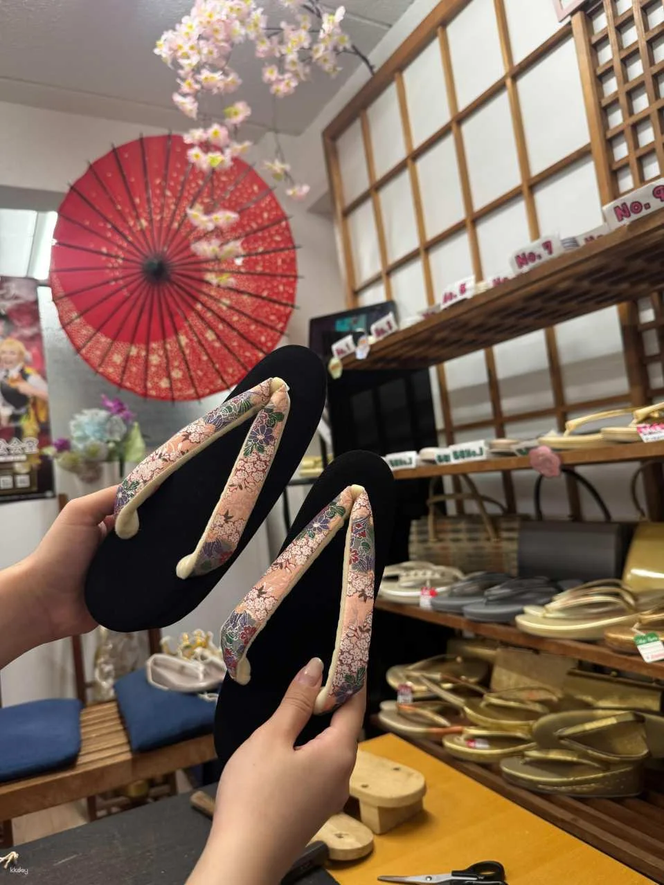 [Asakusa, Tokyo] Ichihara Store | Traditional Straw Sandal Weaving & Nose Strap Threading Handmade Experience