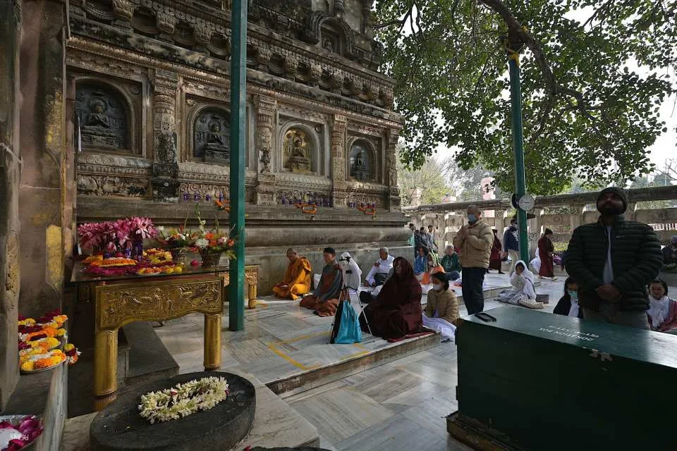2-Day Varanasi Pilgrimage Tour from Mumbai with Ganga Aarti & Boat Ride.