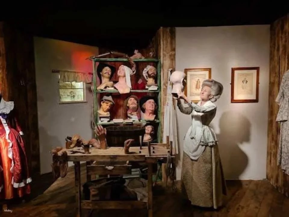 Berlin landmarks audio tour with Madame Tussauds ticket
