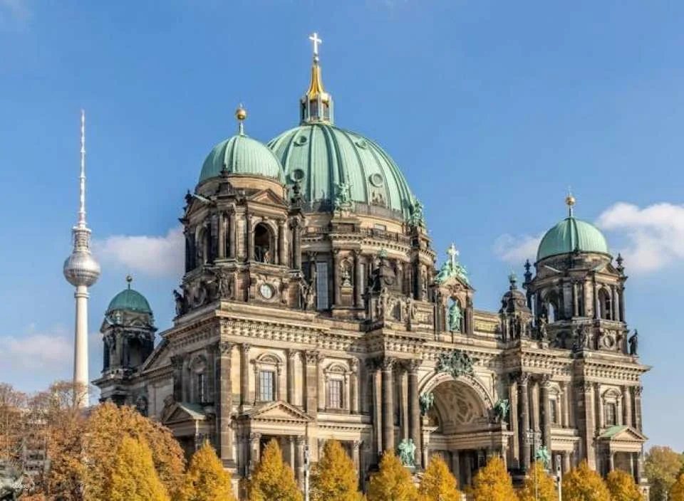 Berlin landmarks audio tour with Madame Tussauds ticket