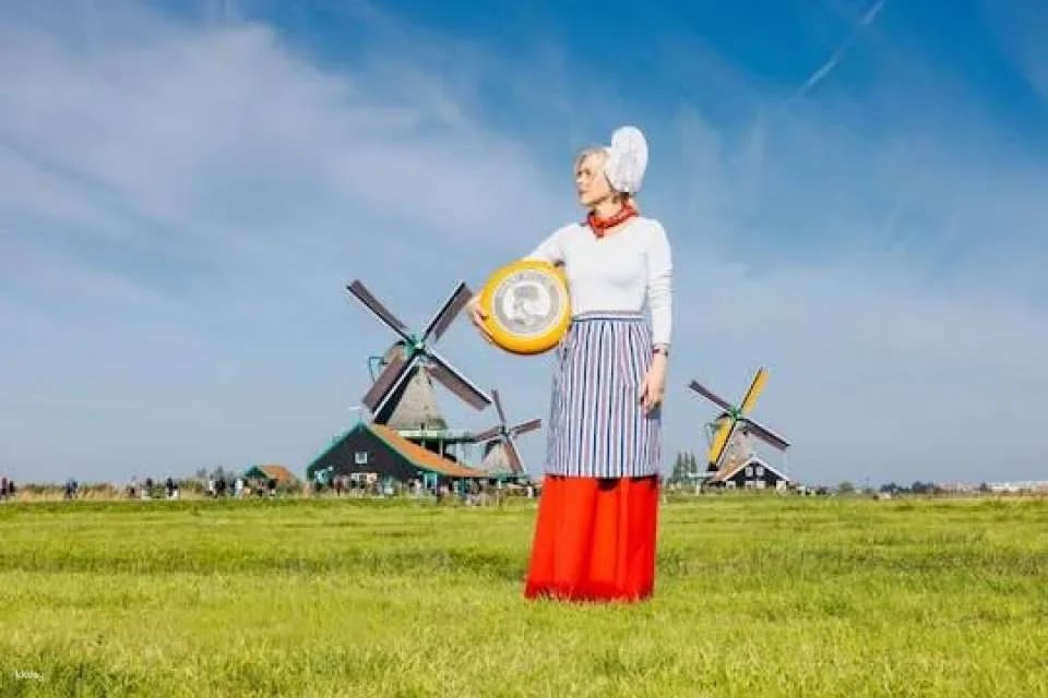 Volendam and Zaanse Schans Windmills Guided Tour from Amsterdam