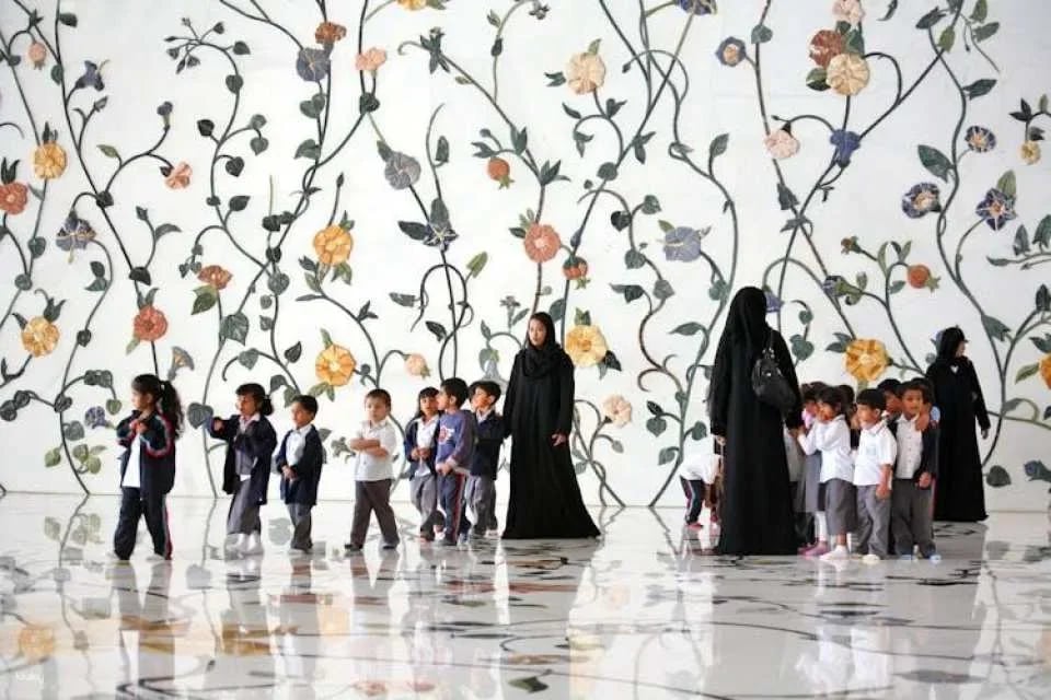 From Dubai: Abu Dhabi full-day guided tour in Spanish