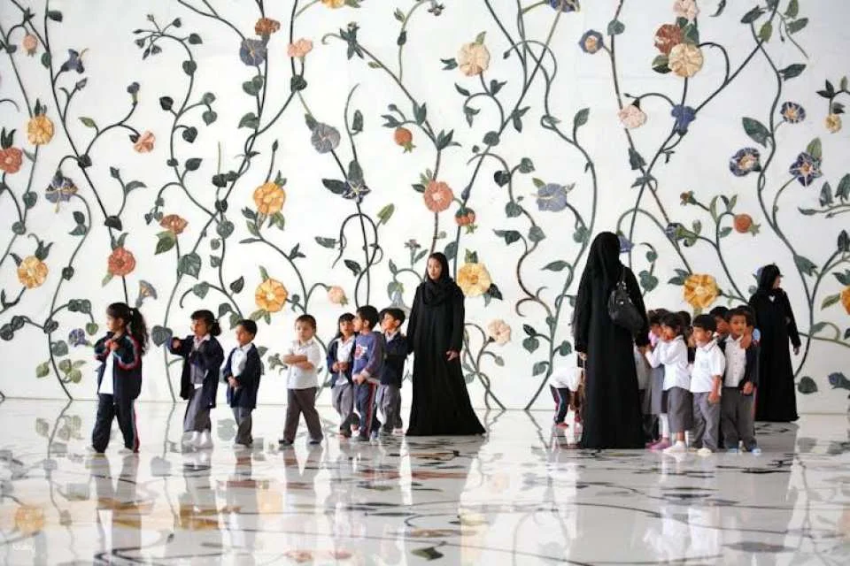 From Dubai:  Abu Dhabi full-day guided tour in Spanish
