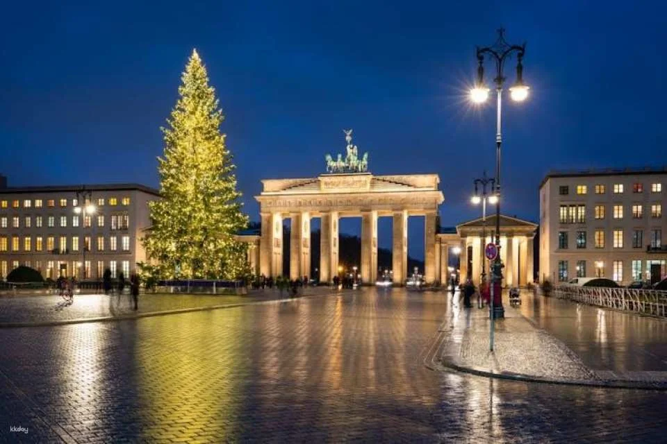 Private Berlin Christmas walk with Räuchermännchen magic