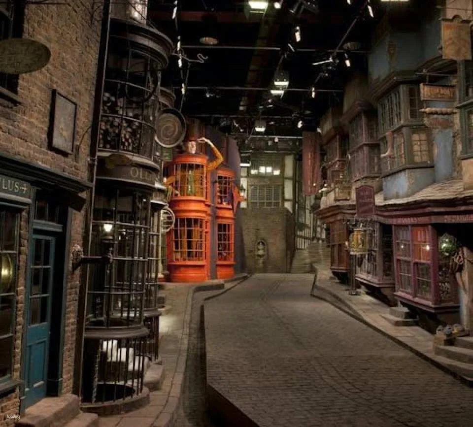 Warner Bros. Studio Tour London - The Making of Harry Potter tickets with transport (599953)