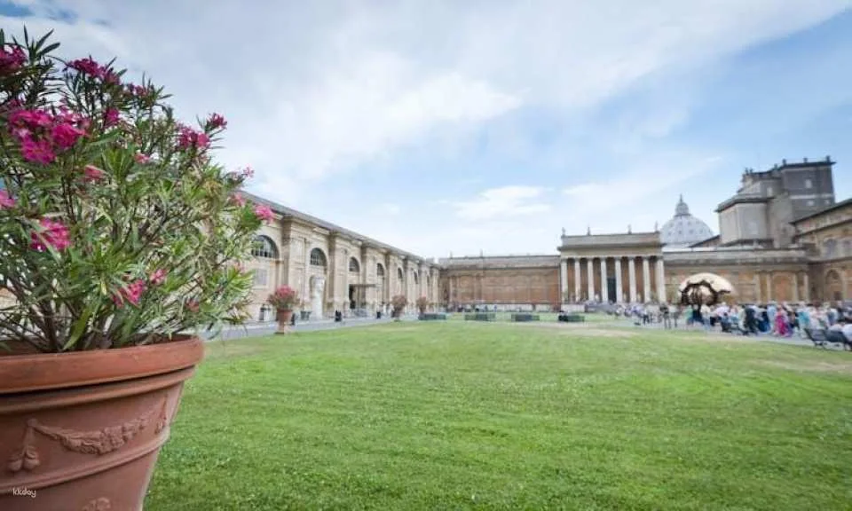 Colosseum, Roman Forum and Palatine tour with Vatican Museums upgrade