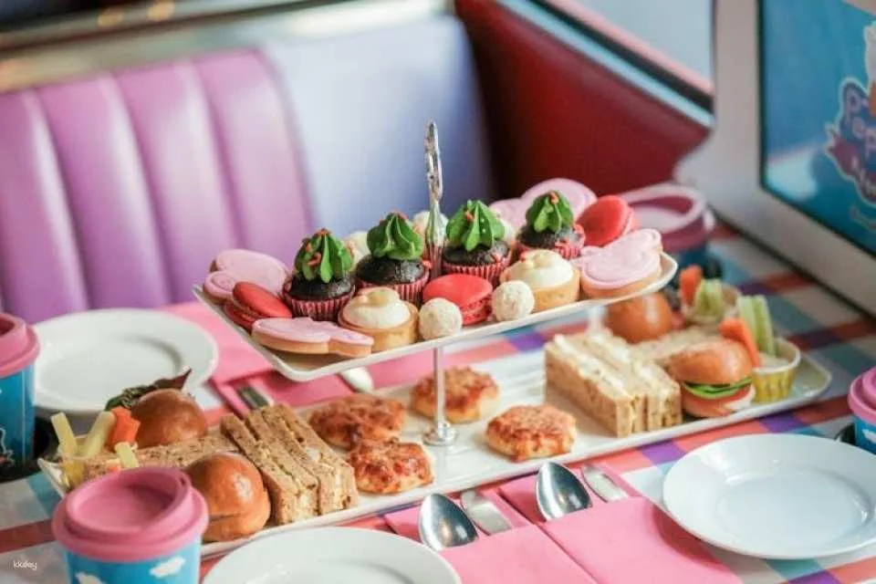 Peppa Pig afternoon tea bus tour in London