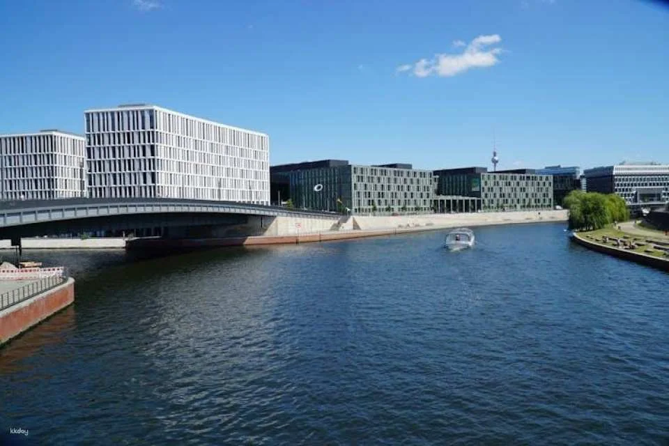 Berlin's history audio tour with Hamburger Bahnhof access