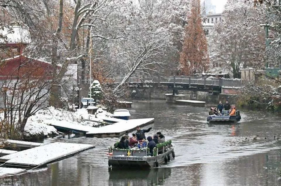 Winter city tour by motorboat including mulled wine