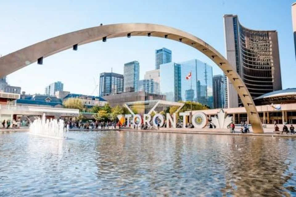 90-minute Toronto express city tour with photo stop at City Hall