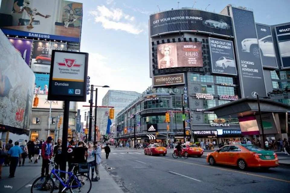 90-minute Toronto   express city tour with photo stop at City Hall