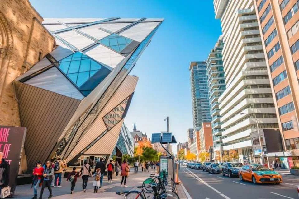 90-minute Toronto   express city tour with photo stop at City Hall