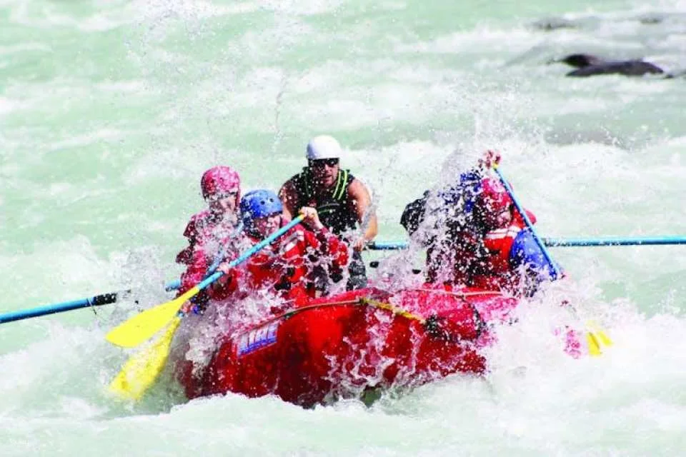 Sunwapta river's Class 3 rapids rafting