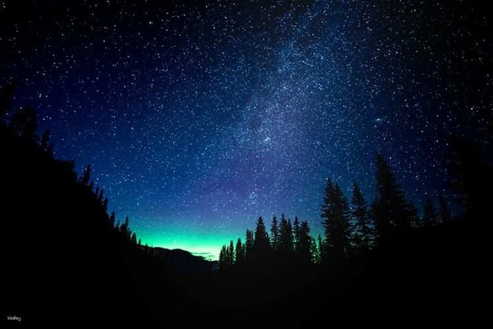 Sunset and stargazing tour at Moraine Lake
