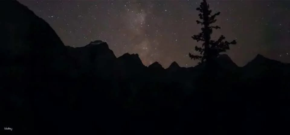 Sunset and stargazing tour at Moraine Lake