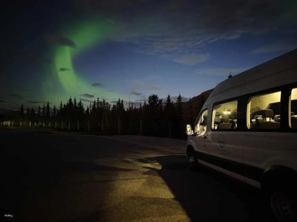 Sunset and stargazing tour at Moraine Lake