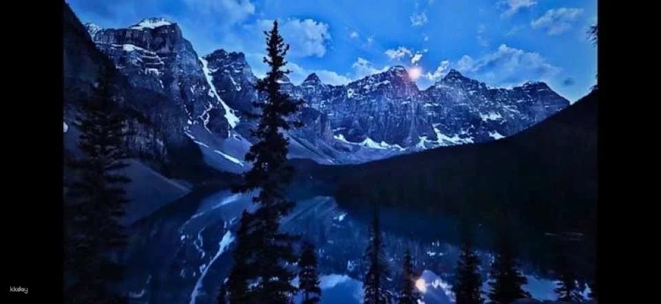Sunset and stargazing tour at Moraine Lake