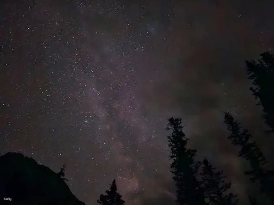Sunset and stargazing tour at Moraine Lake
