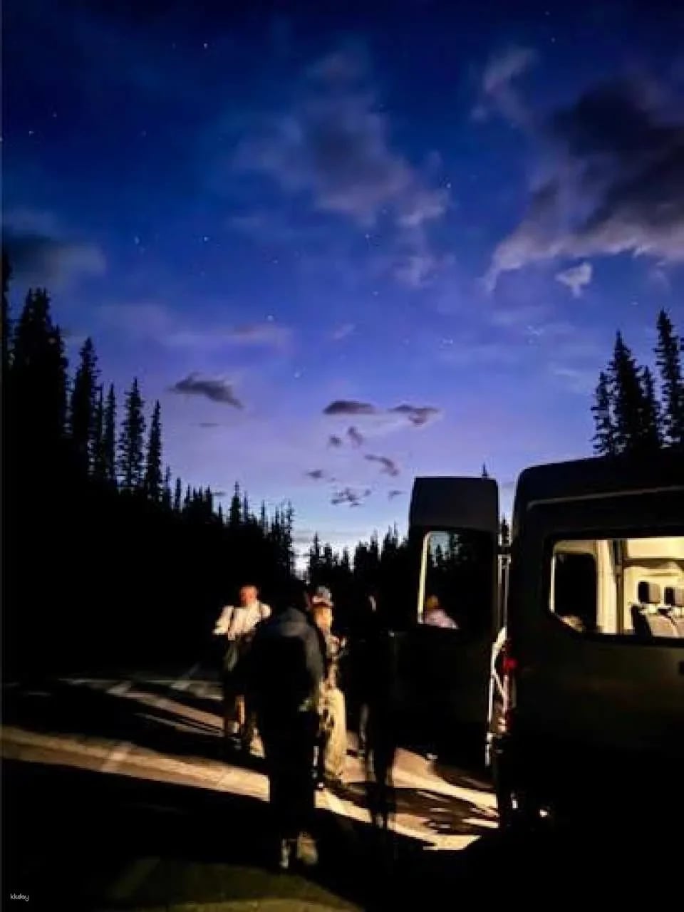 Sunset and stargazing tour at Moraine Lake