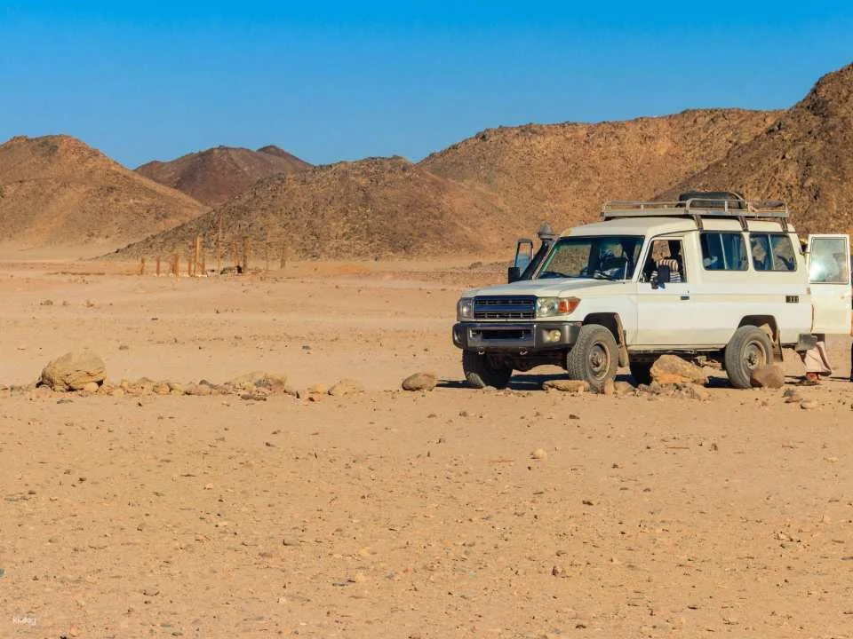 Hurghada: 6-Hour Jeep Desert Safari Hurghada, Dinner, and Show