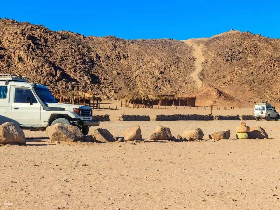 Hurghada: 6-Hour Jeep Desert Safari Hurghada, Dinner, and Show
