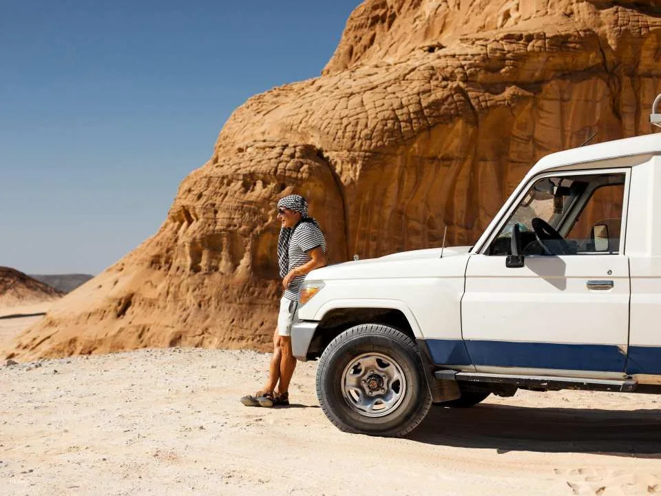 Hurghada: 6-Hour Jeep Desert Safari Hurghada, Dinner, and Show