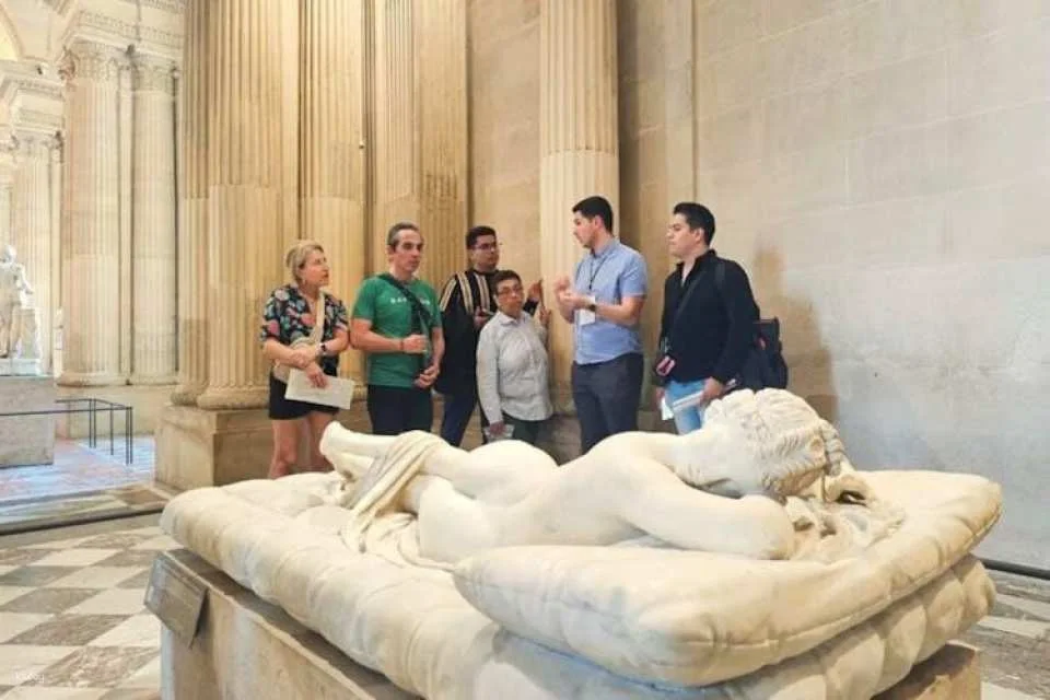 Louvre Museum's iconic artworks small group guided tour in English