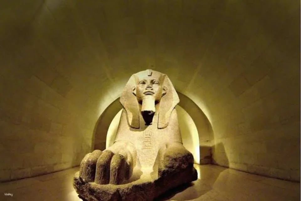 Louvre Museum's iconic artworks small group guided tour in English
