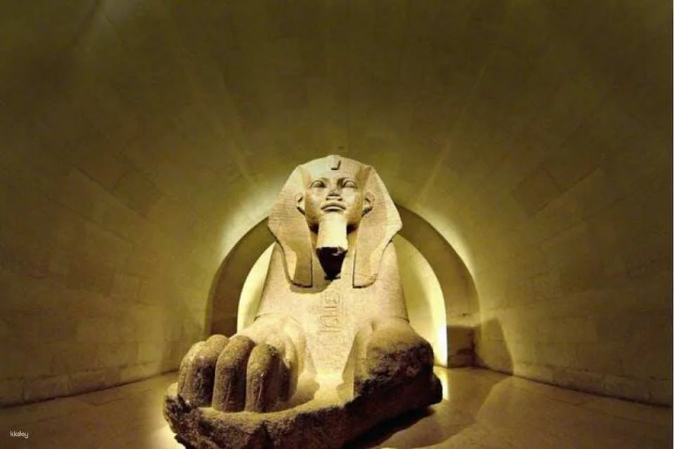 Louvre Museum's iconic artworks small group guided tour in English