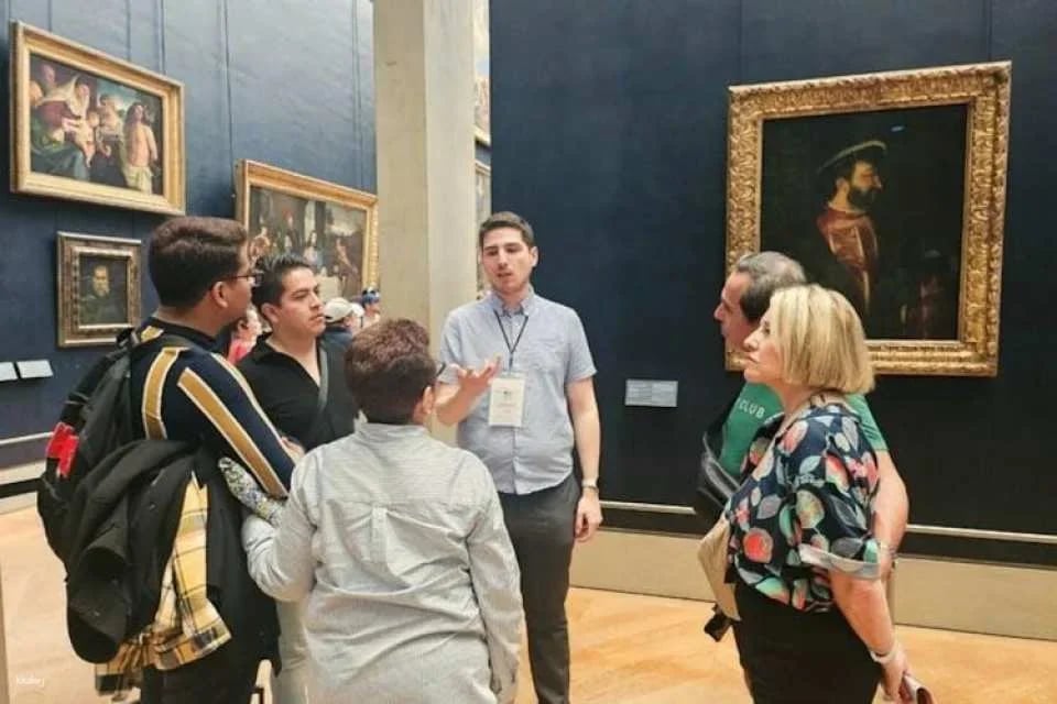 Louvre Museum's iconic artworks small group guided tour in English