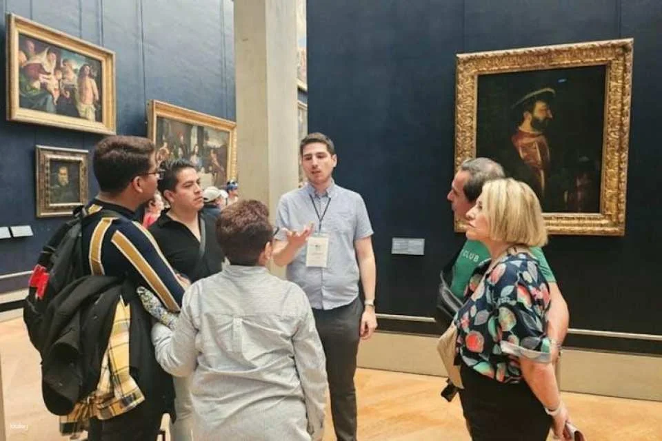 Louvre Museum's iconic artworks small group guided tour in English