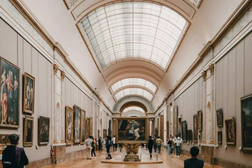 Louvre Museum's iconic artworks small group guided tour in English