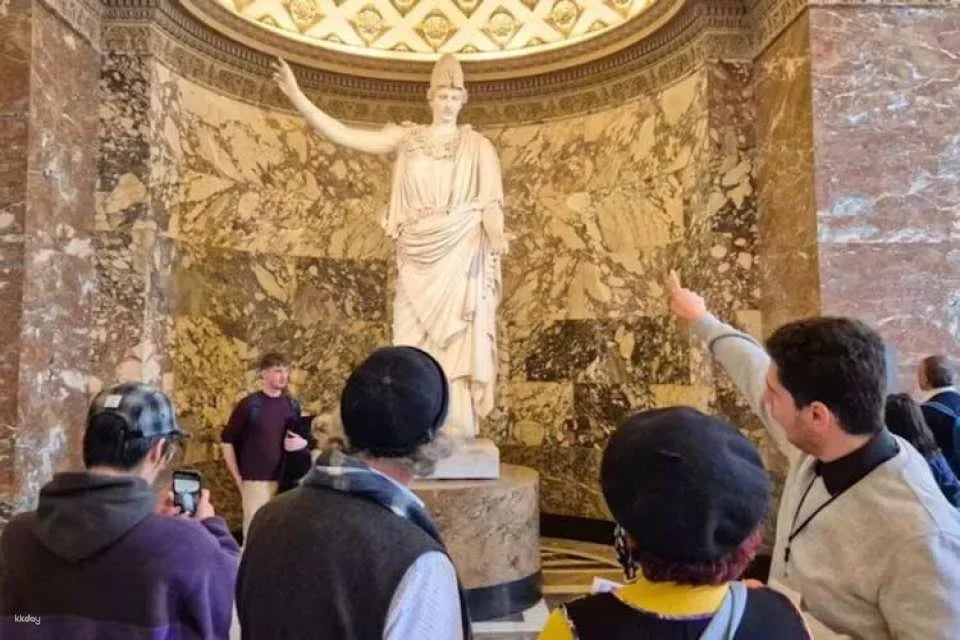 Louvre Museum's iconic artworks small group guided tour in English