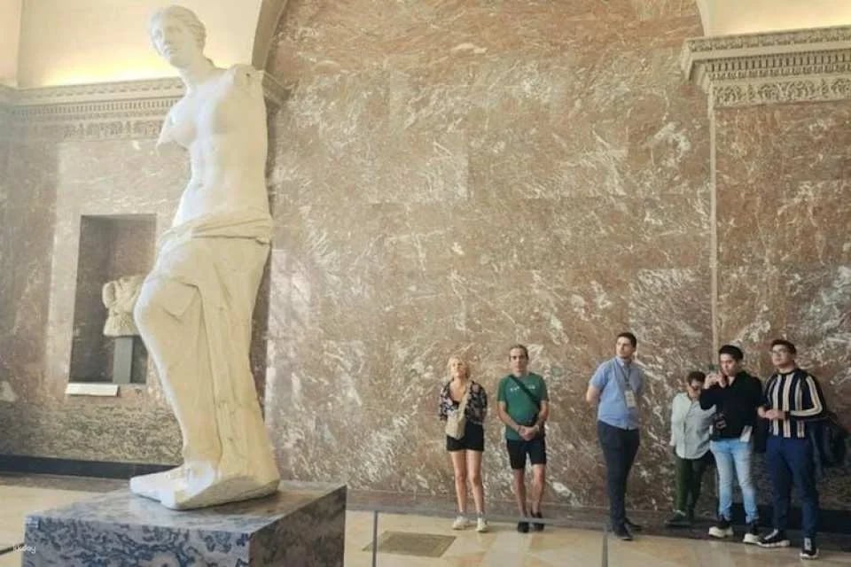 Louvre Museum's iconic artworks small group guided tour in English