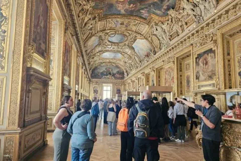 Louvre Museum's iconic artworks small group guided tour in English